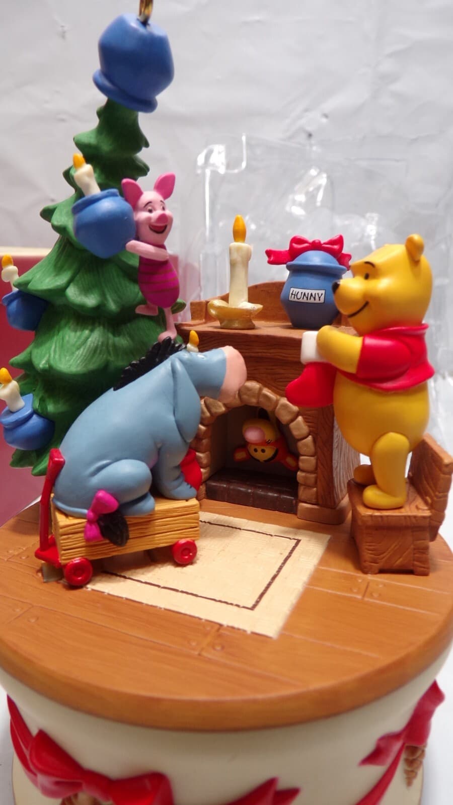 Hallmark Winnie the Pooh Ornament Getting Ready for Christmas Disney 2005 (N68M) - Thumbnail 4