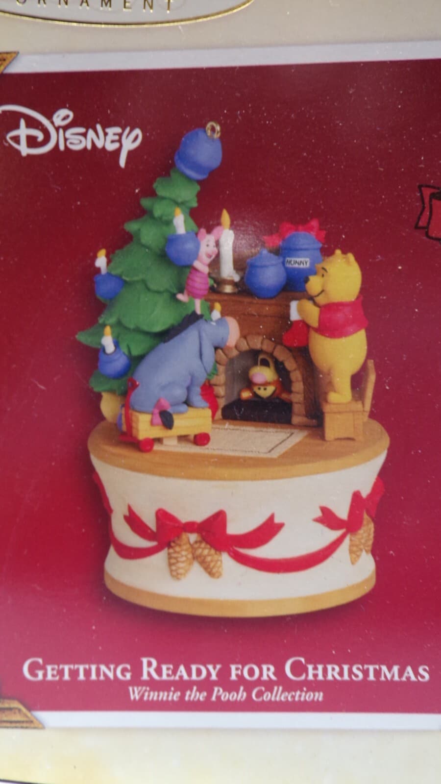Hallmark Winnie the Pooh Ornament Getting Ready for Christmas Disney 2005 (N68M) - Thumbnail 2