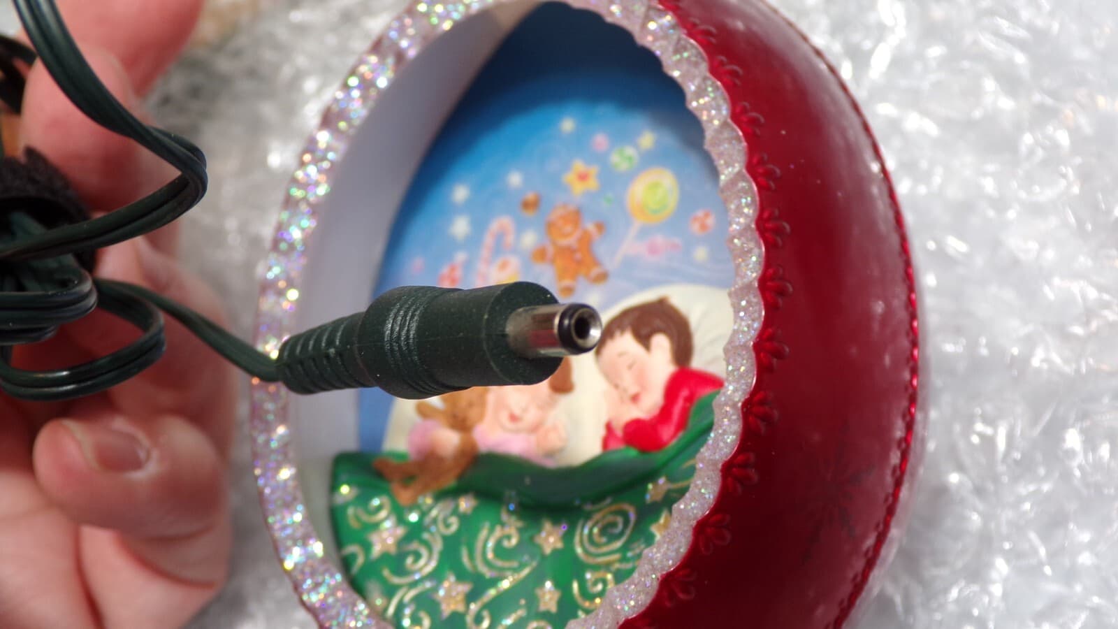 3 Hallmark Illuminations Ornaments Red/Gold/Green Lights Up No Power Box (N80M - Thumbnail 6