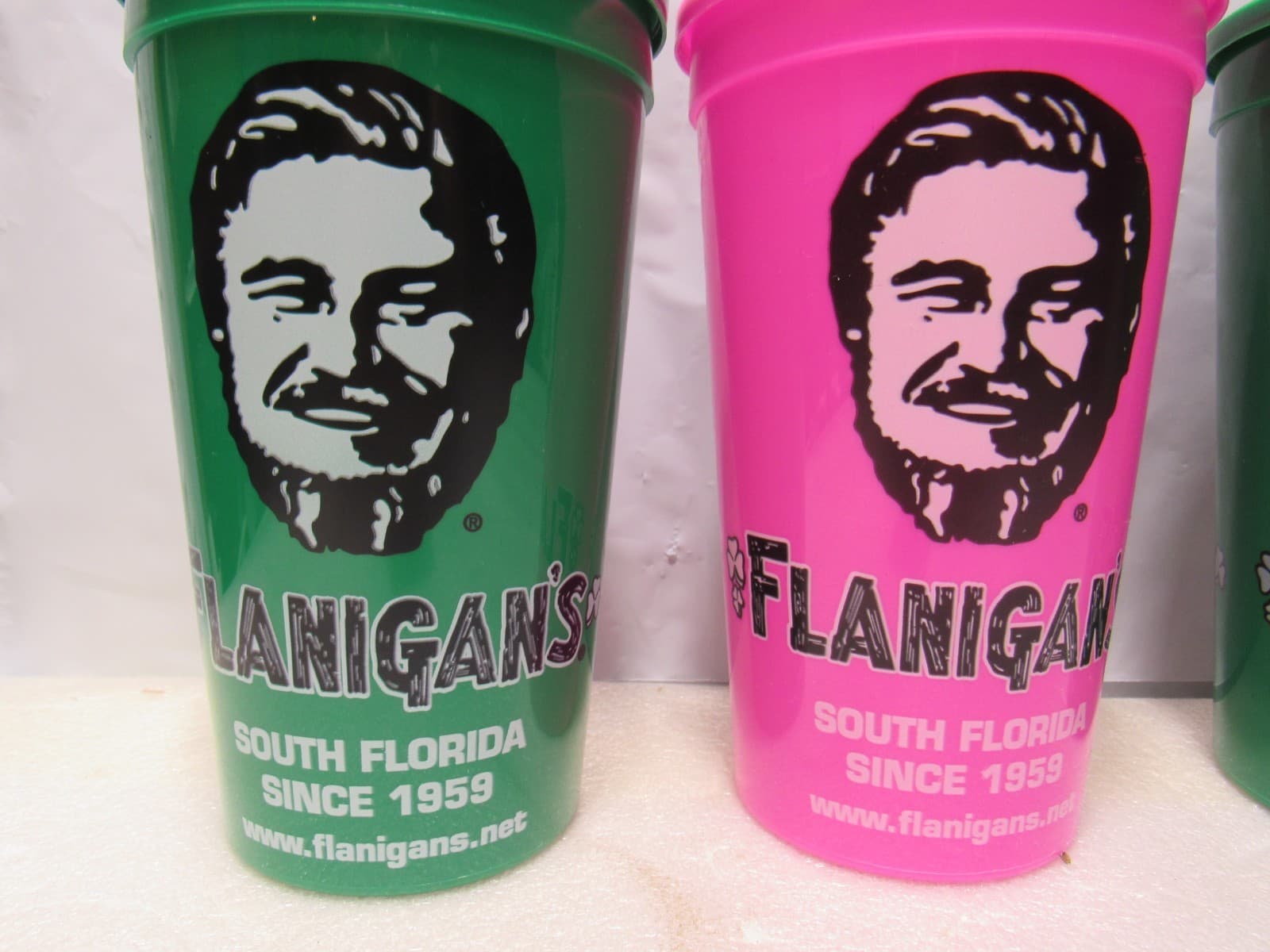 Flanigan’s Set Of 4 Plastic Tumblers W/ Lids Cups 32 Ounces - South Florida I84J - Thumbnail 2