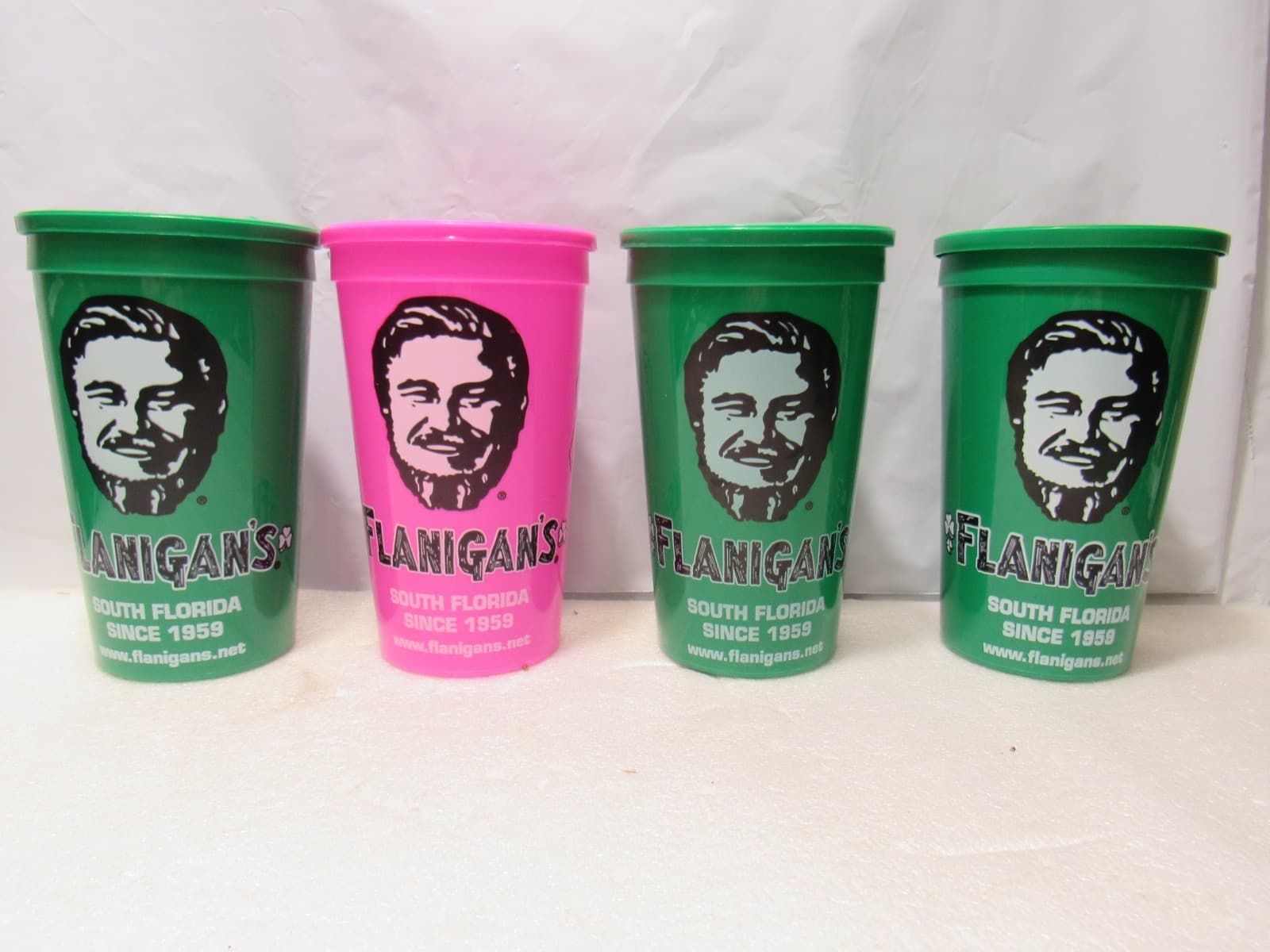 Flanigan’s Set Of 4 Plastic Tumblers W/ Lids Cups 32 Ounces - South Florida I84J