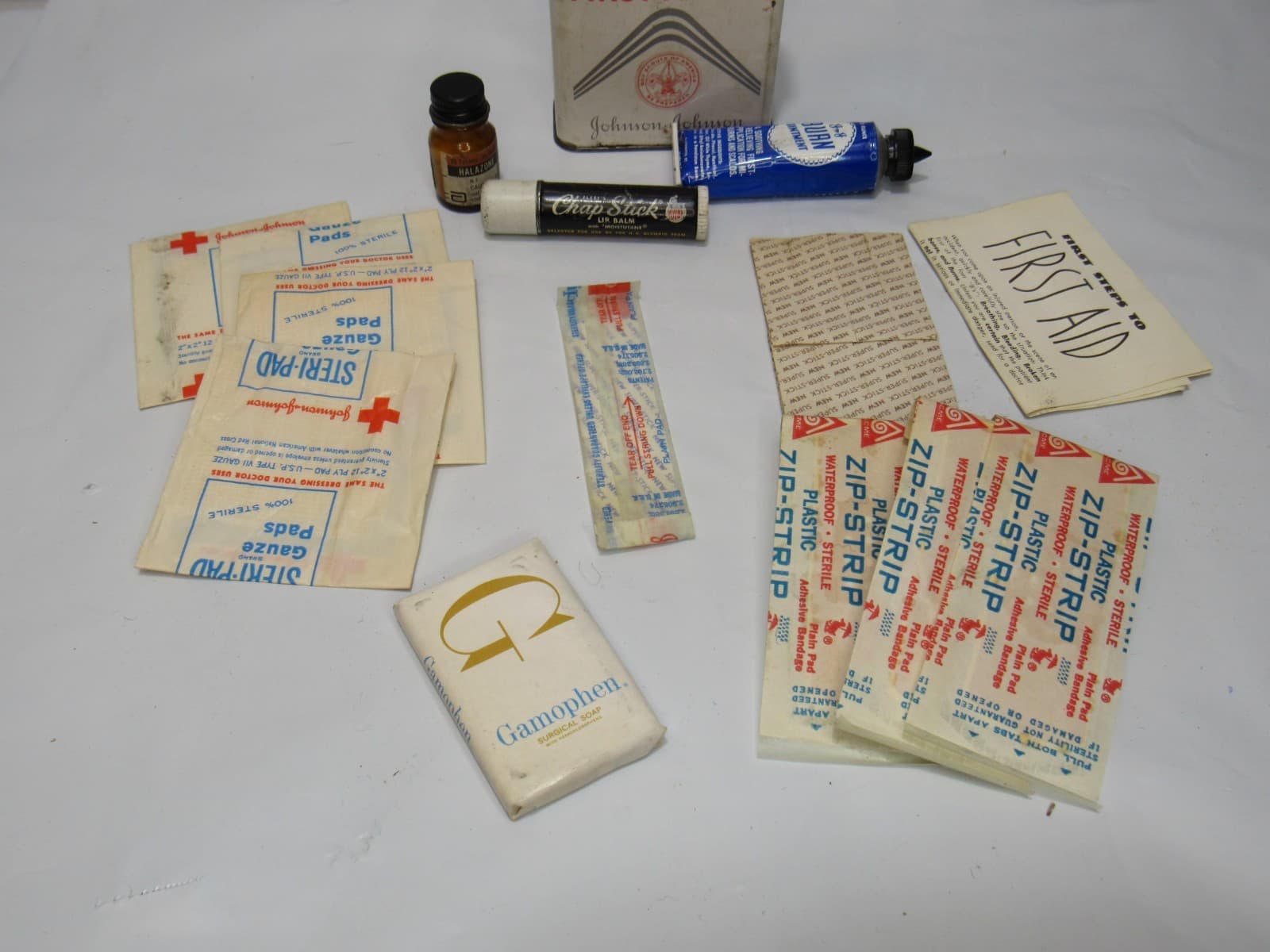 Johnson & Johnson Official Boy Scout Personal First Aid Kit w/Contents T45JJ - Thumbnail 3