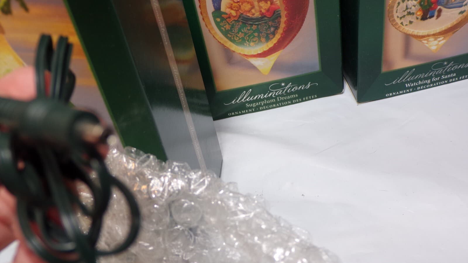 3 Hallmark Illuminations Ornaments Red/Gold/Green Lights Up No Power Box (N80M - Thumbnail 4
