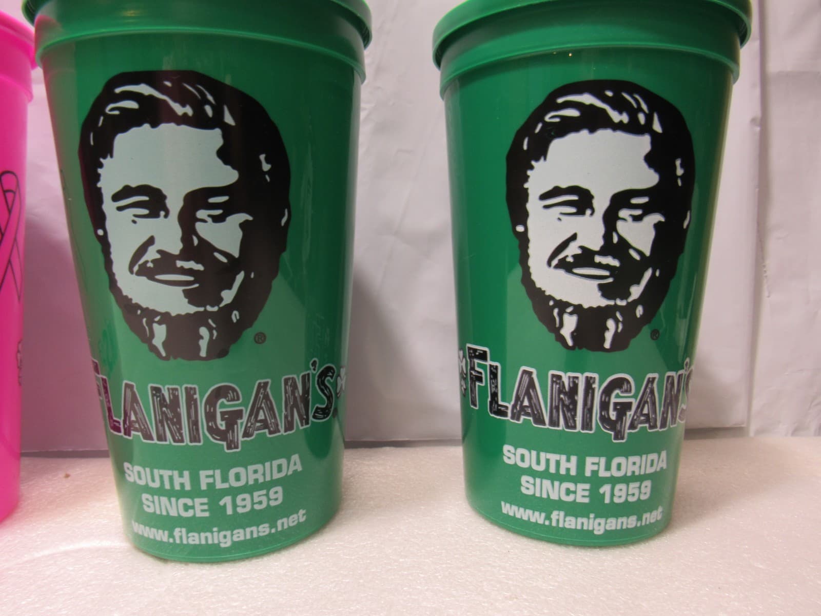 Flanigan’s Set Of 4 Plastic Tumblers W/ Lids Cups 32 Ounces - South Florida I84J - Thumbnail 3