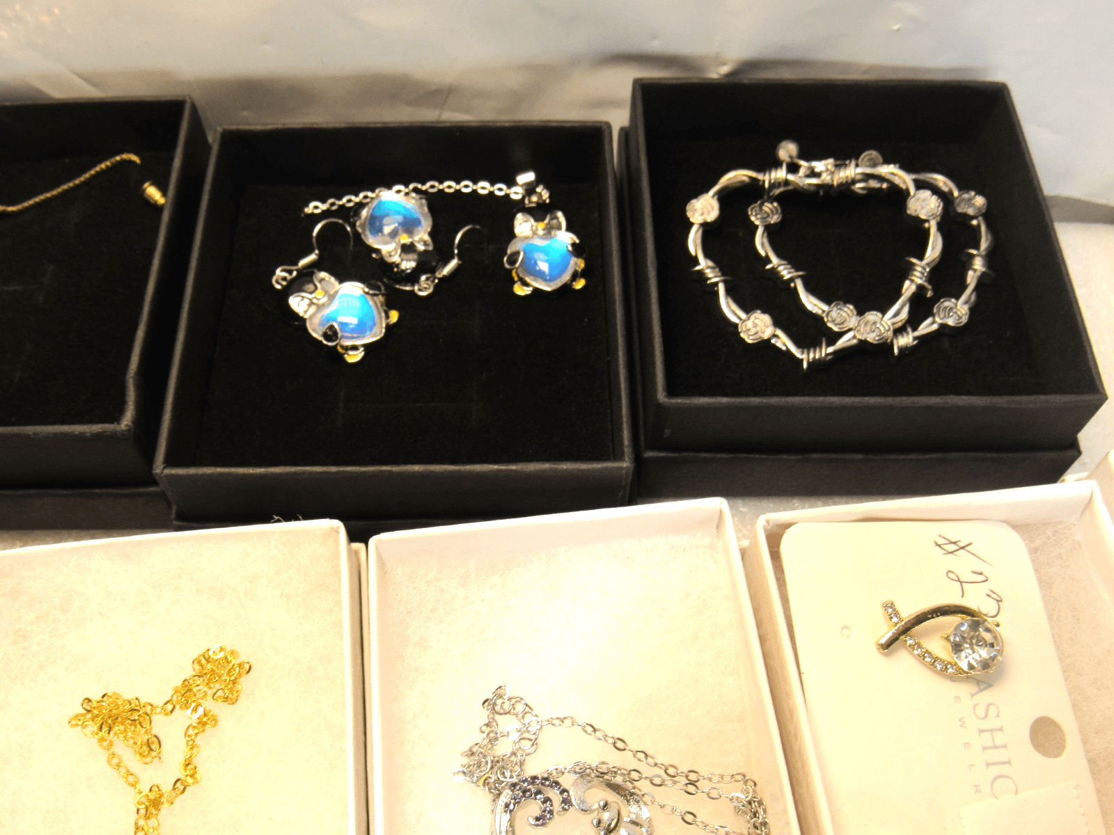 34 Pc New Fashion Jewerly Lot Necklaces Earrings Gift Boxes (Y14M) - Thumbnail 12