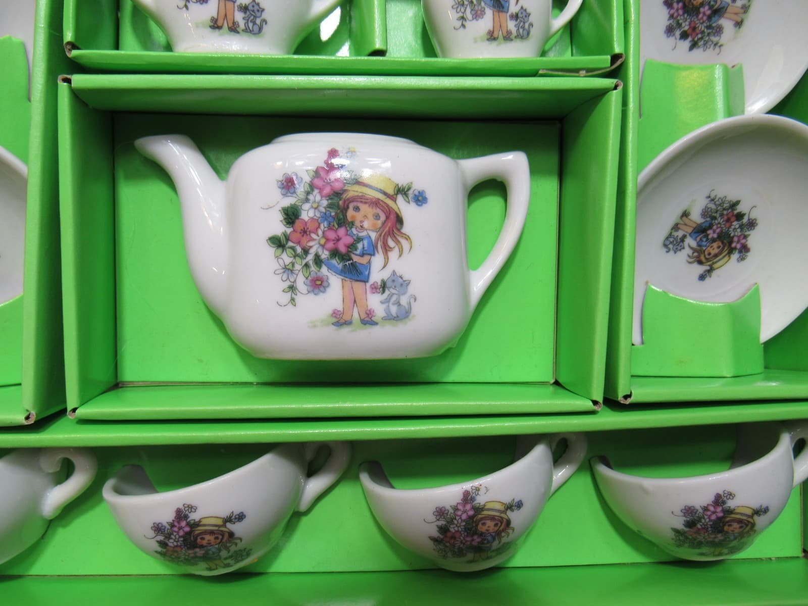 Vintage Chilton Toys Little Girls, Flowers and Cat Tea Set Service for 4 T77JJ - Thumbnail 4