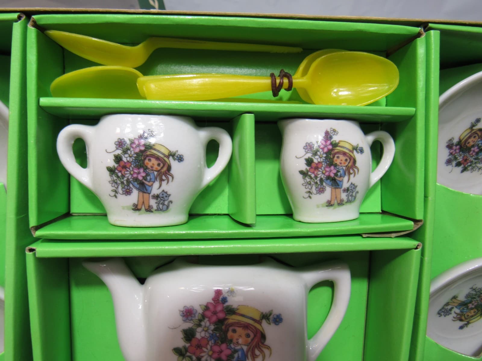 Vintage Chilton Toys Little Girls, Flowers and Cat Tea Set Service for 4 T77JJ - Thumbnail 3