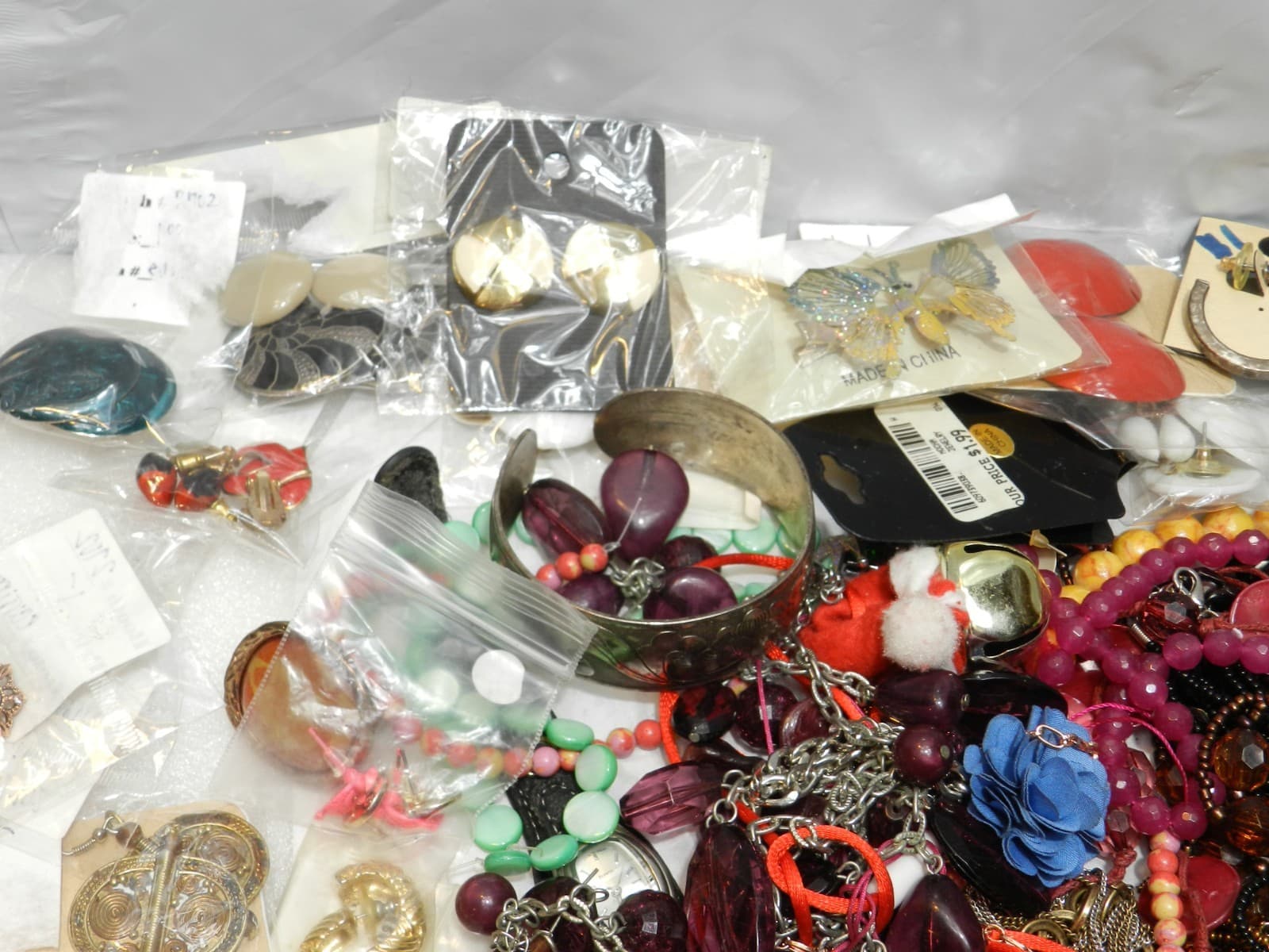 5.5lbs + Costume Jewerly Lot Earrings Necklaces Rings Watches (E62K) - Thumbnail 2