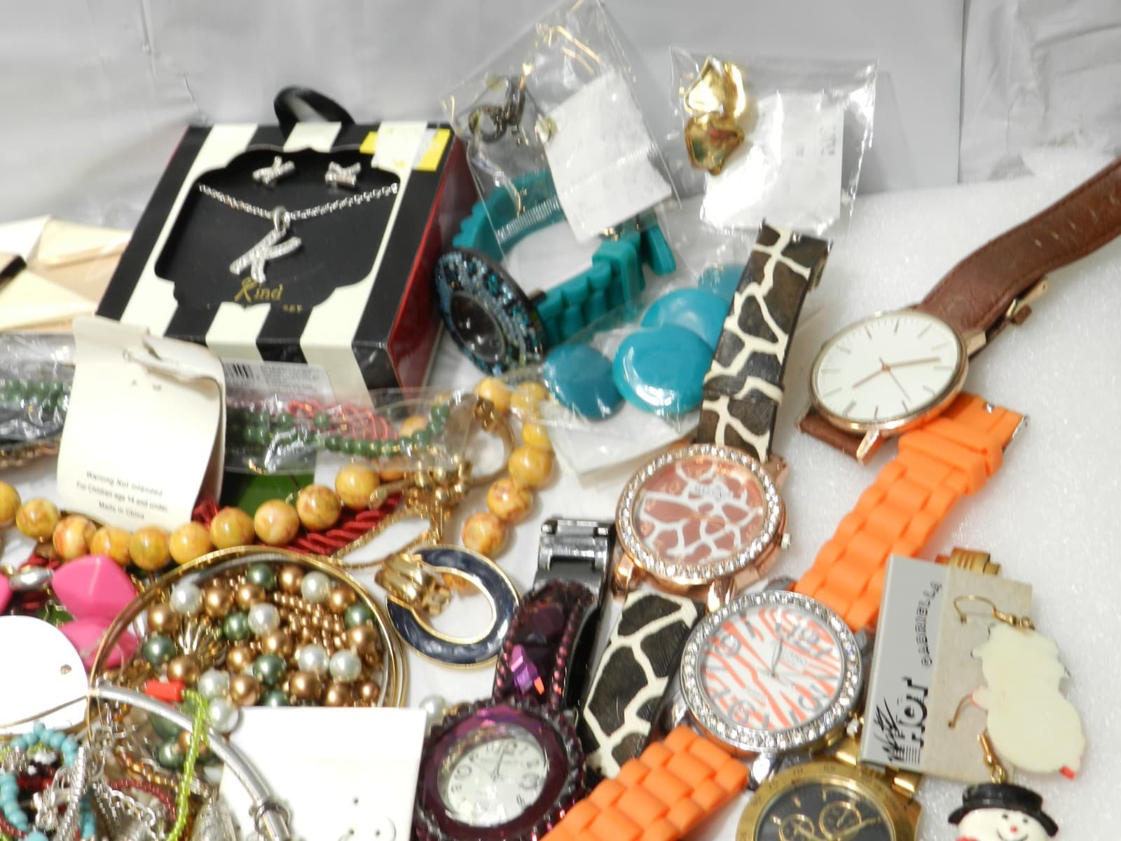 5.5lbs + Costume Jewerly Lot Earrings Necklaces Rings Watches (E62K) - Thumbnail 6