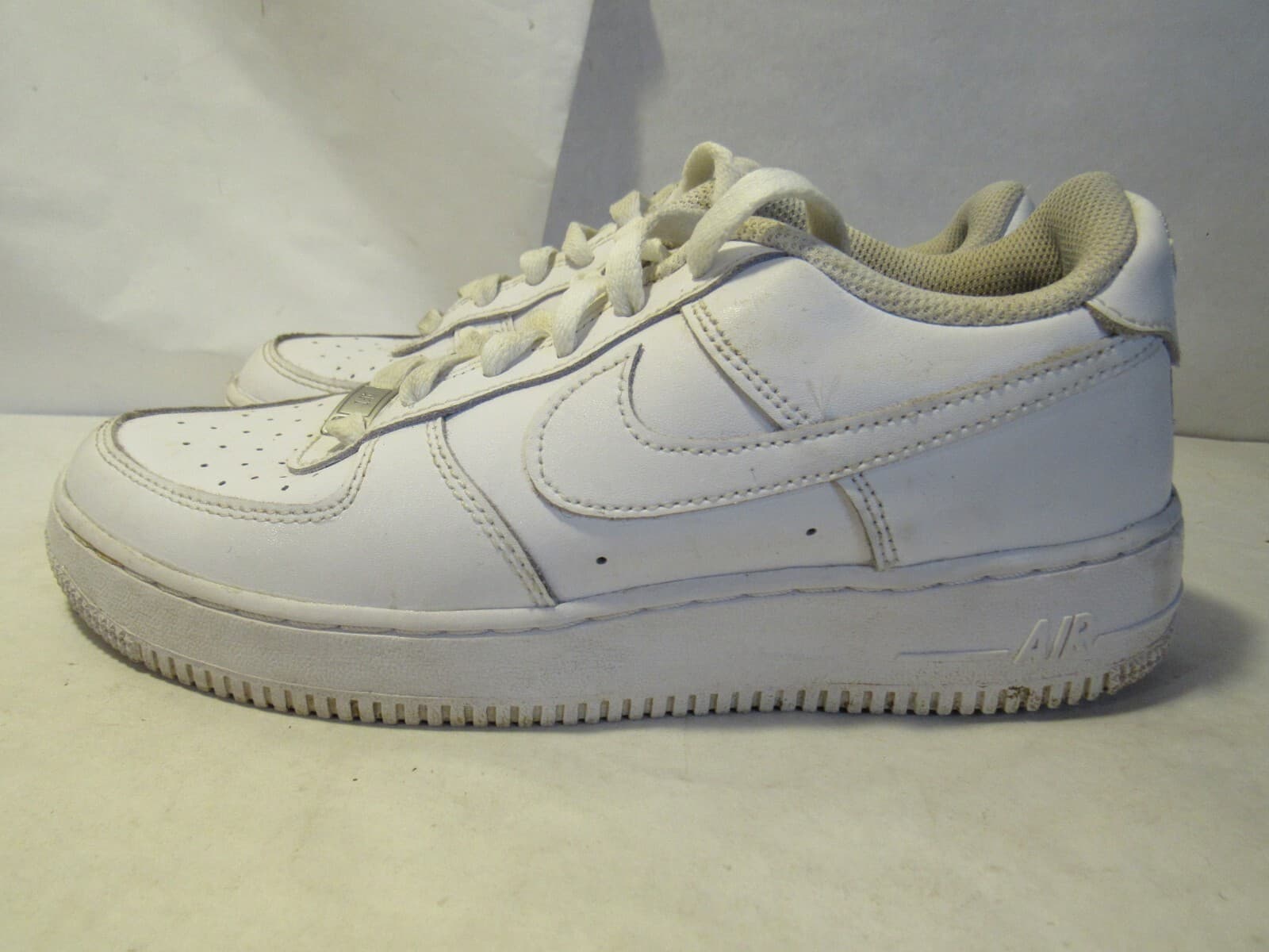 Nike Air Force 1 Low GS Triple White Colorway Size 6Y DH2920-111 (U38K) - Thumbnail 2