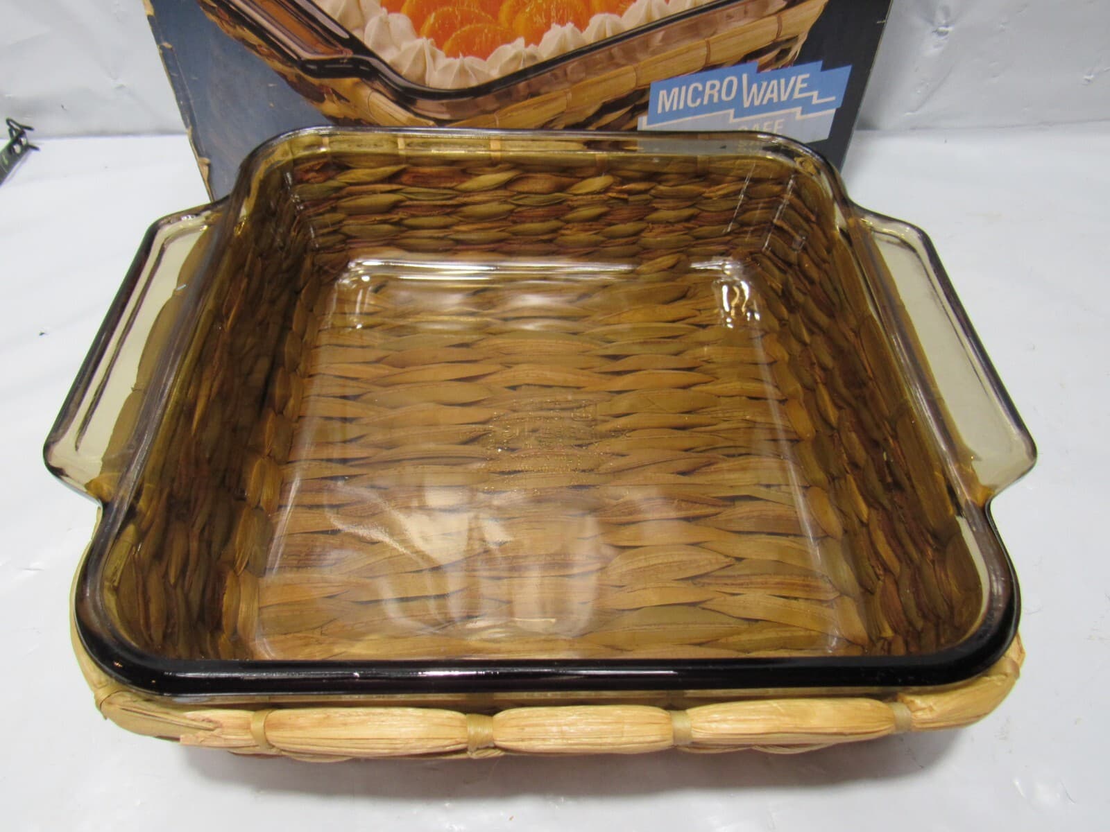 Anchor Hocking Brown Glass Basket Buffet Cake Pan w/Basket 8x8 (R31J) - Thumbnail 3