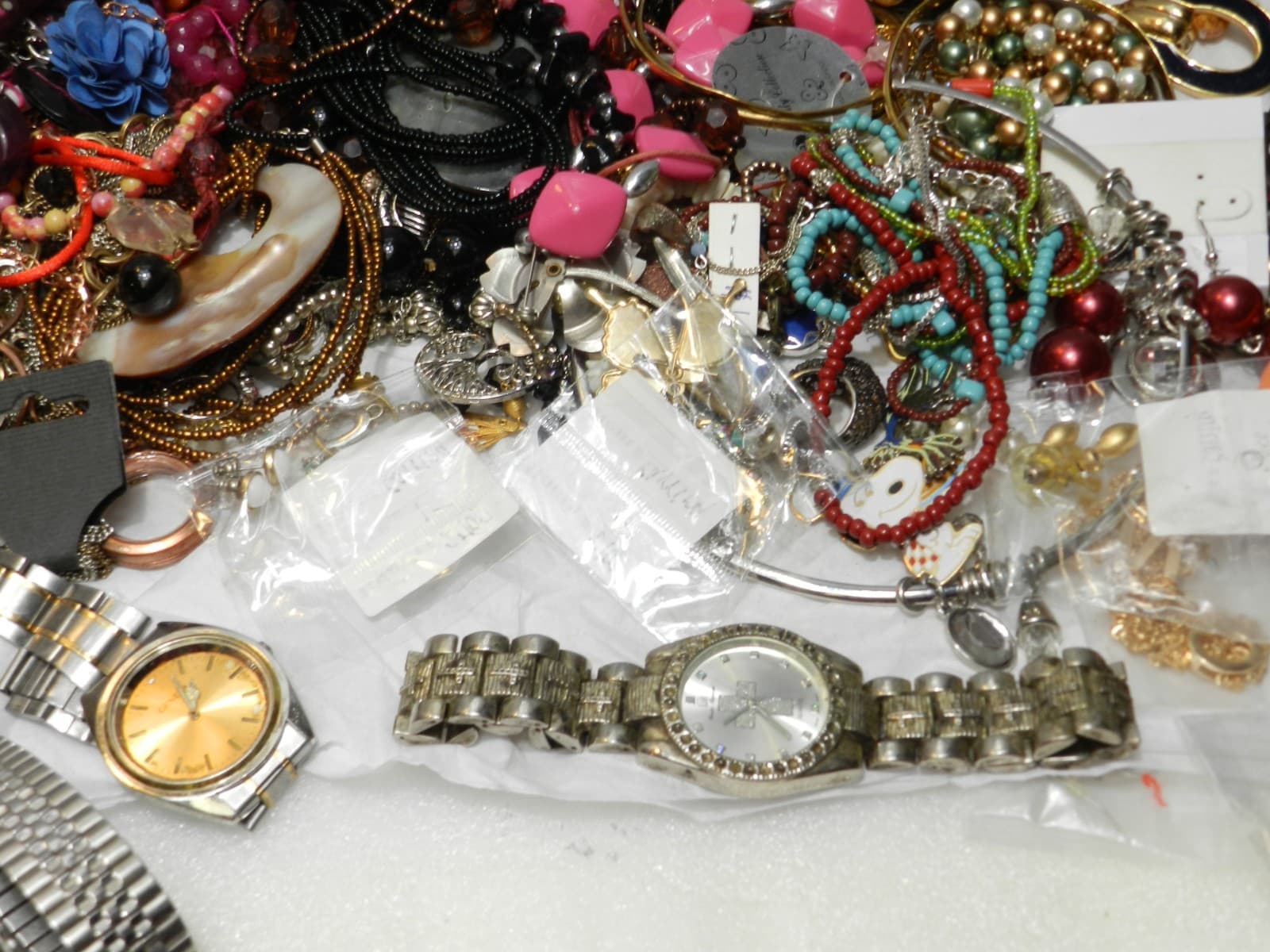 5.5lbs + Costume Jewerly Lot Earrings Necklaces Rings Watches (E62K) - Thumbnail 4