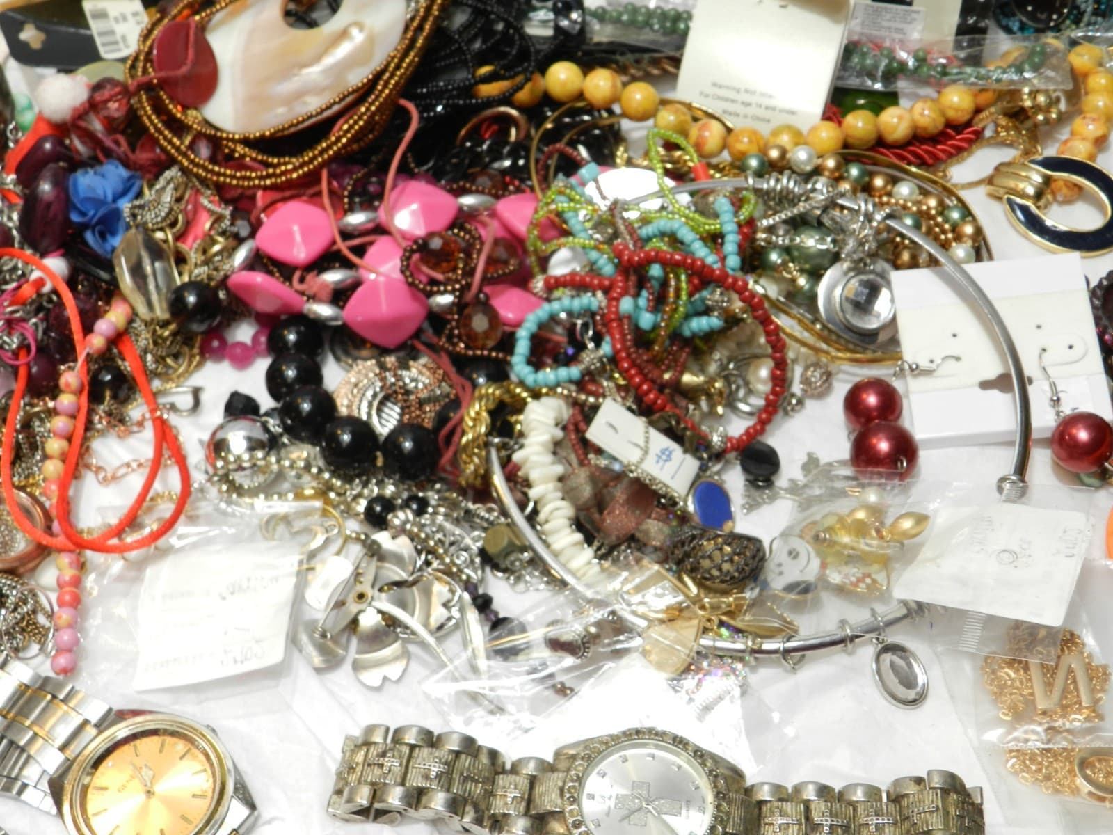 5.5lbs + Costume Jewerly Lot Earrings Necklaces Rings Watches (E62K) - Thumbnail 8