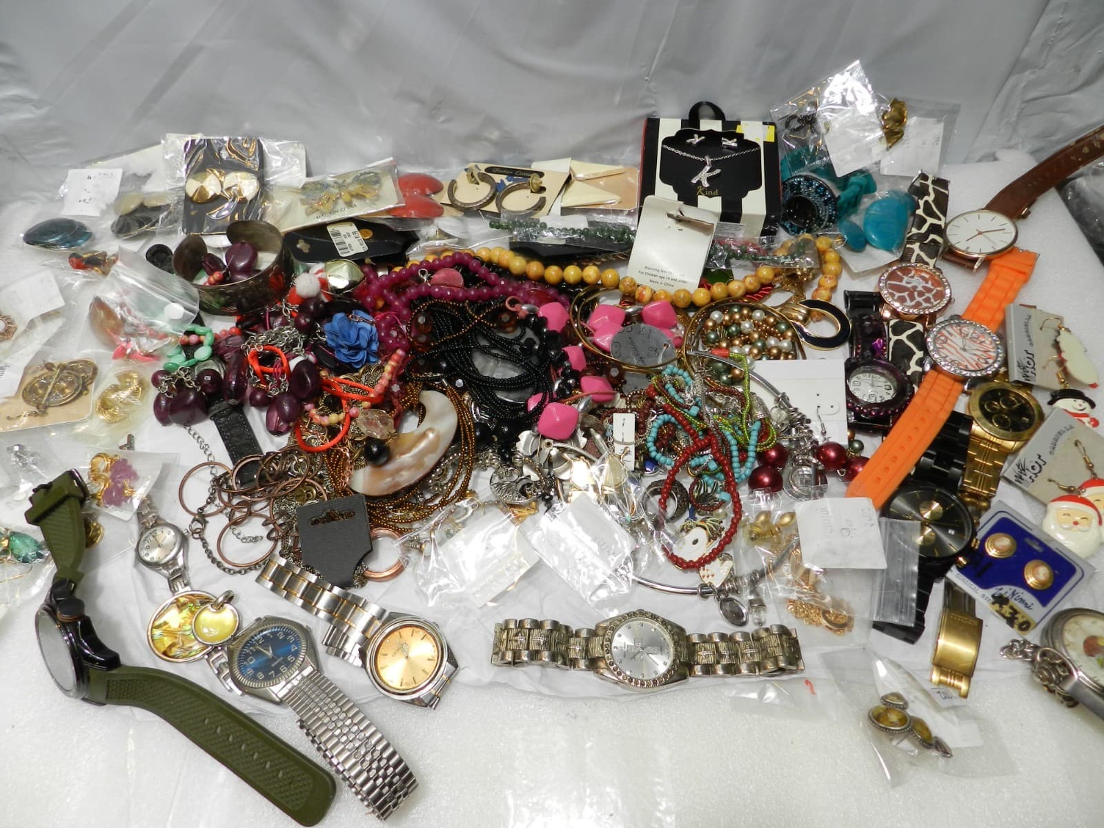 5.5lbs + Costume Jewerly Lot Earrings Necklaces Rings Watches (E62K)