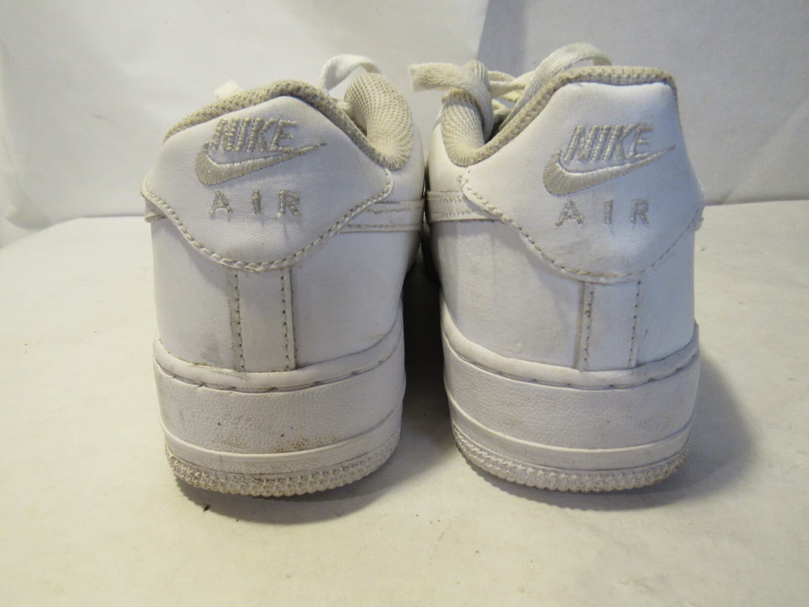 Nike Air Force 1 Low GS Triple White Colorway Size 6Y DH2920-111 (U38K) - Thumbnail 4