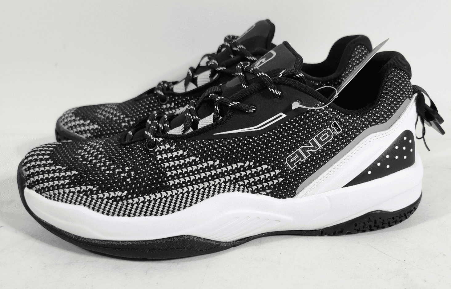 AND1 Men's 8.5 Tangent Low-Top Basketball Sneakers Black White Athletic Shoes