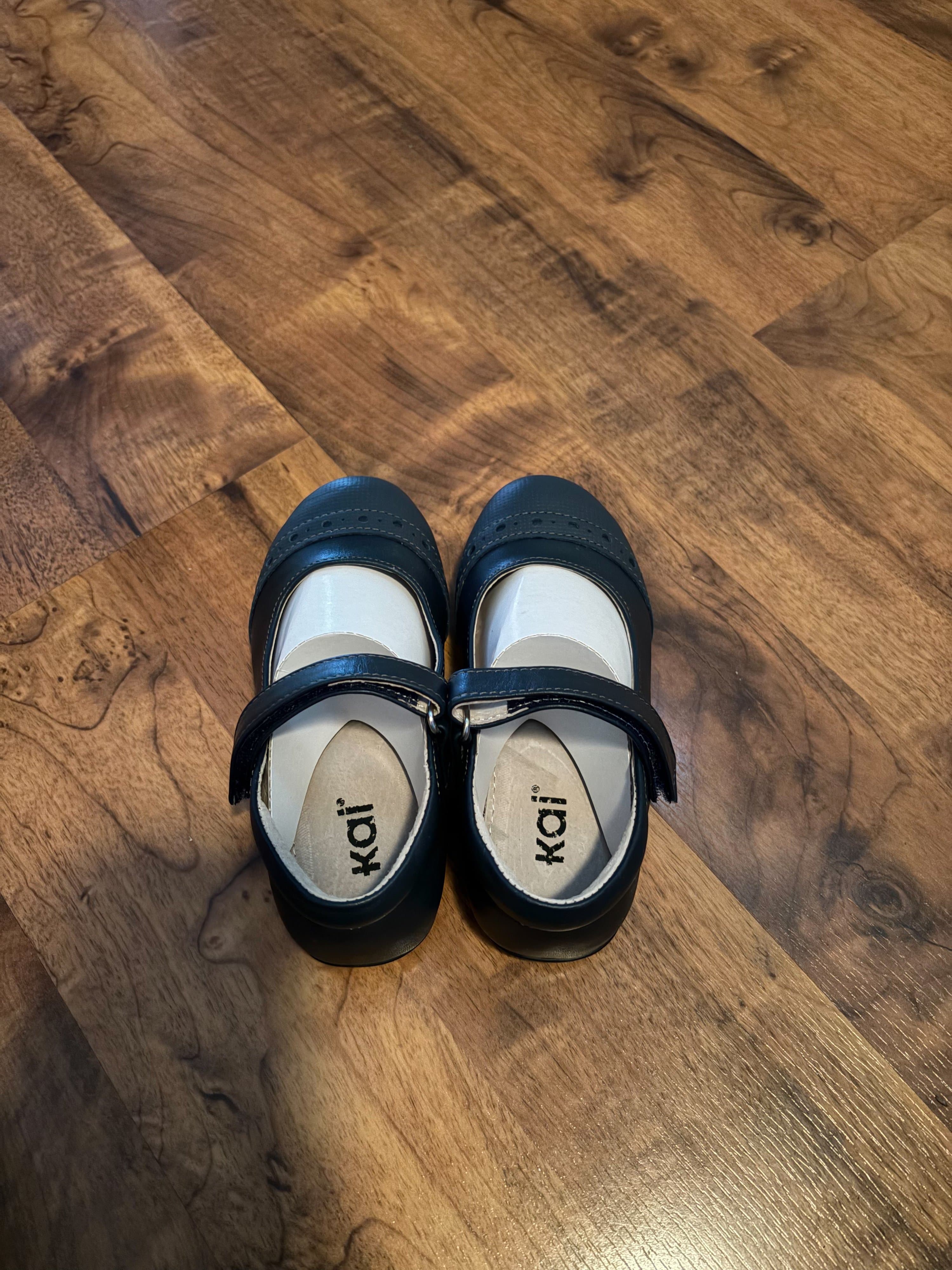 Kai girls size 10 shoes - Thumbnail 2