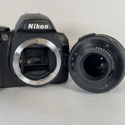 Nikon D40 DSLR + 18-55mm Lens PARTS/REPAIR Flash Issue + Damaged Lens - Thumbnail 9