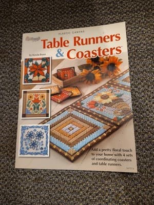 TABLE RUNNERS & COASTERS By Lisa Fosnaugh & Sue Reeves *Excellent Condition*