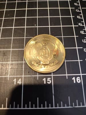 Star Wars R2 D2 ￼Walt Disney World 50th Gold Medallion Coin - Thumbnail 2