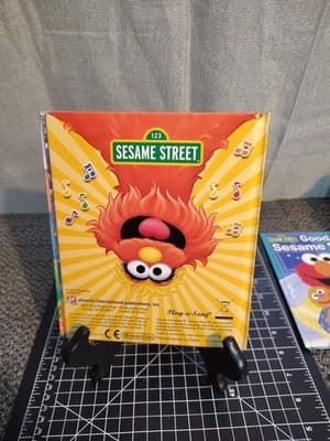 Play-a-Song Murray's Music Book by Sesame Workshop Illustrated Phoenix 2017 - Thumbnail 2