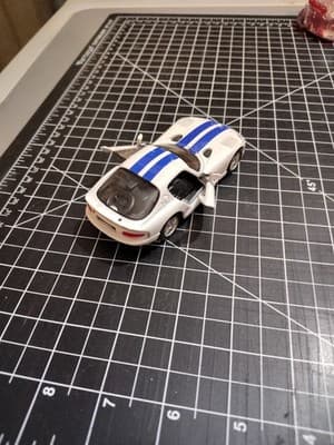 Maisto Dodge Viper GTS Diecast Model Car 1:36 White Blue Plastic Collectible - Thumbnail 2