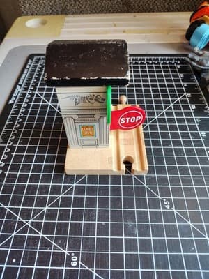 Thomas Wooden Railway Brio Compatable Stop & Go Station Accessory - Thumbnail 2