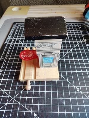 Thomas Wooden Railway Brio Compatable Stop & Go Station Accessory - Thumbnail 4