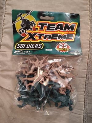 Team Xtreme Soliders Plastic Army Men 25 Pieces RARE TOY Green & Tan Ja-Ru 2002 - Thumbnail 2