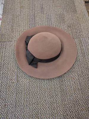 Vintage 1970's-does-30's brown felted wool brimmed hat With Ribbon