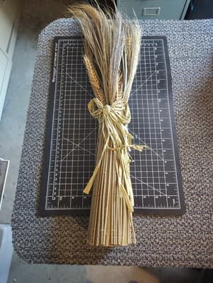 Bundle of dried wheat rope tied arrangement With Solid Base And Core