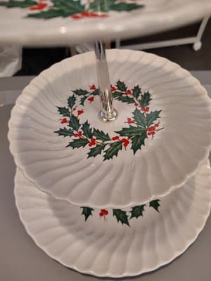 CHRISTMAS PLATE 3 TIERS OF 10, 7AND 6 INCH PLATES IN A HOLLY PATTERN BEAUTIFUL - Thumbnail 4