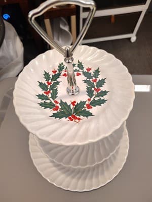 CHRISTMAS PLATE 3 TIERS OF 10, 7AND 6 INCH PLATES IN A HOLLY PATTERN BEAUTIFUL - Thumbnail 3