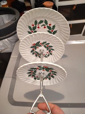 CHRISTMAS PLATE 3 TIERS OF 10, 7AND 6 INCH PLATES IN A HOLLY PATTERN BEAUTIFUL - Thumbnail 6