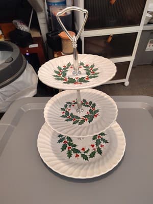 CHRISTMAS PLATE 3 TIERS OF 10, 7AND 6 INCH PLATES IN A HOLLY PATTERN BEAUTIFUL - Thumbnail 2
