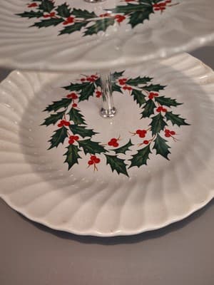 CHRISTMAS PLATE 3 TIERS OF 10, 7AND 6 INCH PLATES IN A HOLLY PATTERN BEAUTIFUL - Thumbnail 5