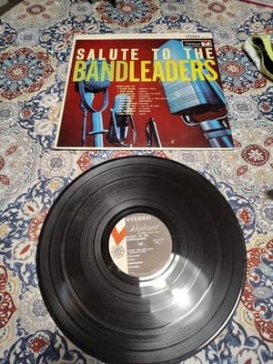 R1-21 SALUTE TO THE BANDLEADERS .... MK-3081 - RECORD - BIG BAND