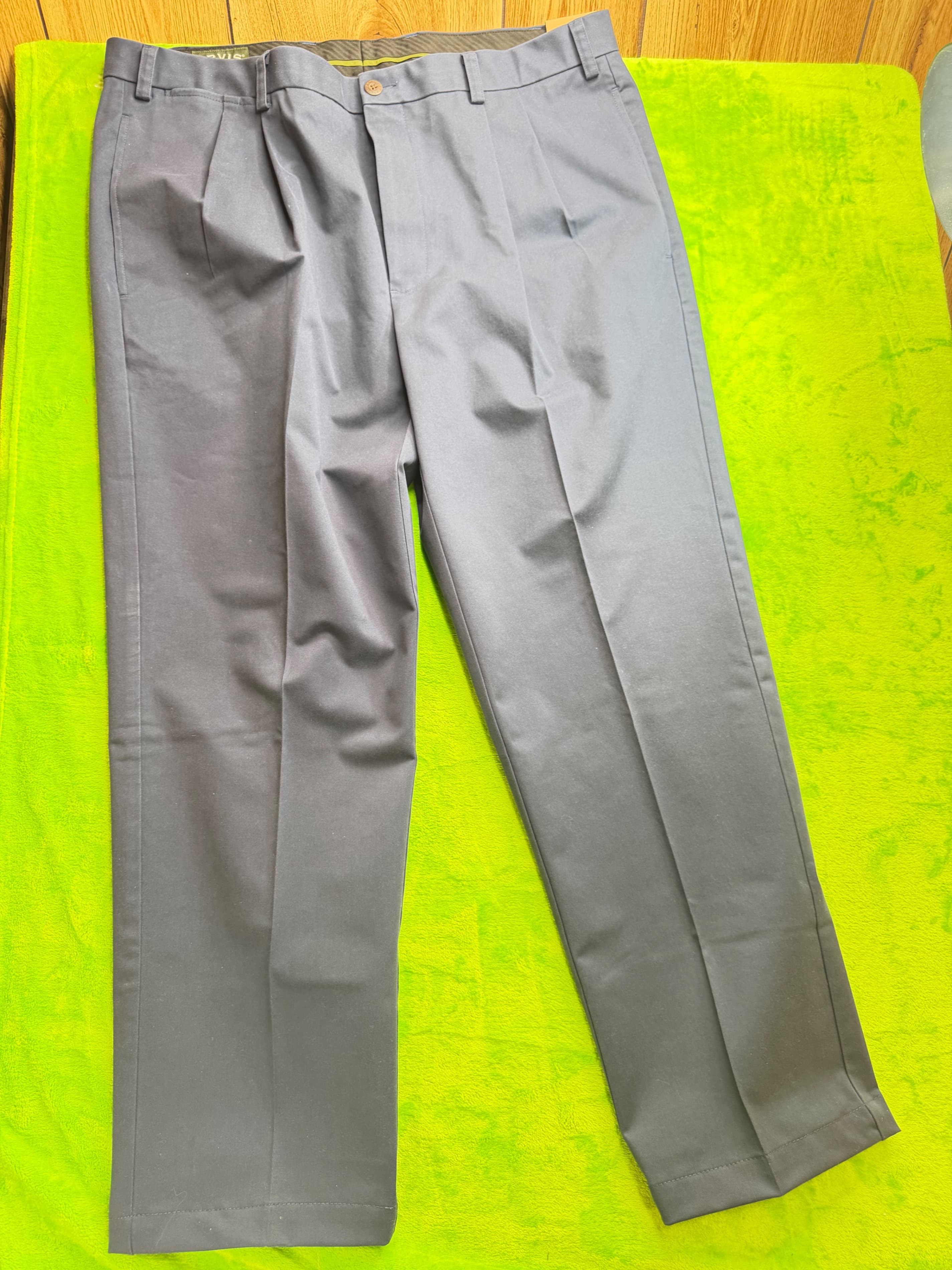 Orvis NWT Mens Pleated Stretch Chino Pants Sz 40x33 Gray