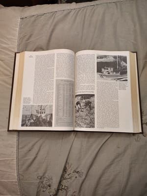 ENCYCLOPEDIA BRITANNICA Book of the Year 1977 - Thumbnail 3