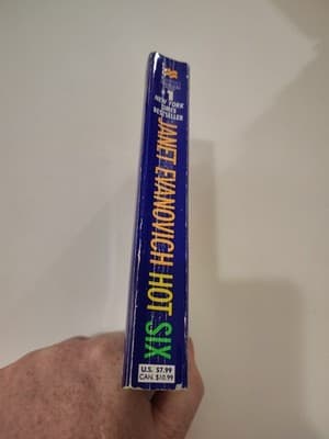 Hot Six : A Stephanie Plum Novel by Janet Evanovich (2001, Mass Market) - Thumbnail 3