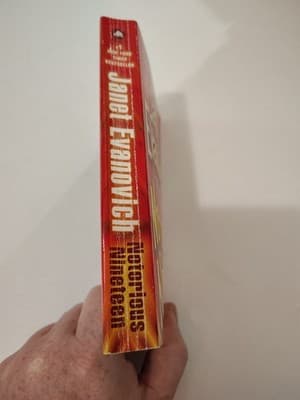 Notorious Nineteen: A Stephanie Plum Novel - paperback, Evanovich, 0345527763 - Thumbnail 3