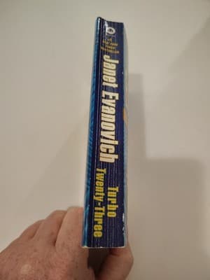 Turbo Twenty-Three: A Stephanie Plum Novel - Mass Market Paperback. - Thumbnail 3