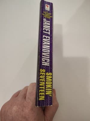 Smokin' Seventeen by Evanovich, Janet - Thumbnail 3