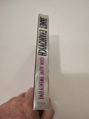 Look Alive Twenty-Five: A Stephanie Plum Novel - Paperback - VERY GOOD - Thumbnail 3