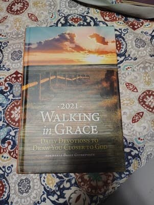 Guideposts Daily Devotions 2021 Hardcover Walking In Grace