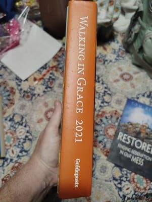 Guideposts Daily Devotions 2021 Hardcover Walking In Grace - Thumbnail 3