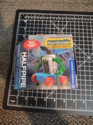 Thames & Kosmos ReBotz Halfpipe (The Shredding Skater Robot) [THK552003] - Thumbnail 3