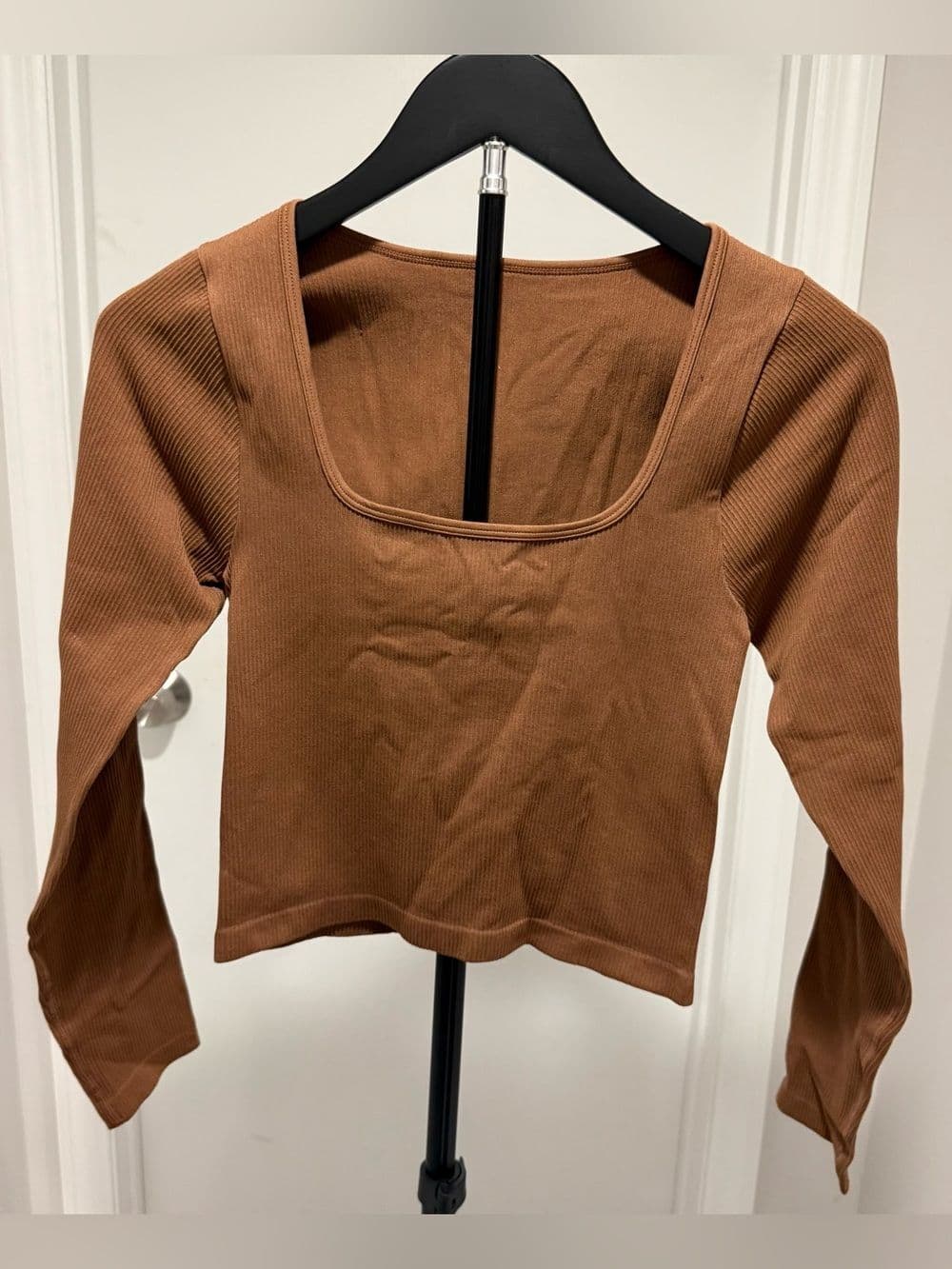 Ribbed Scoop Neck Long Sleeve Crop Top- Brown