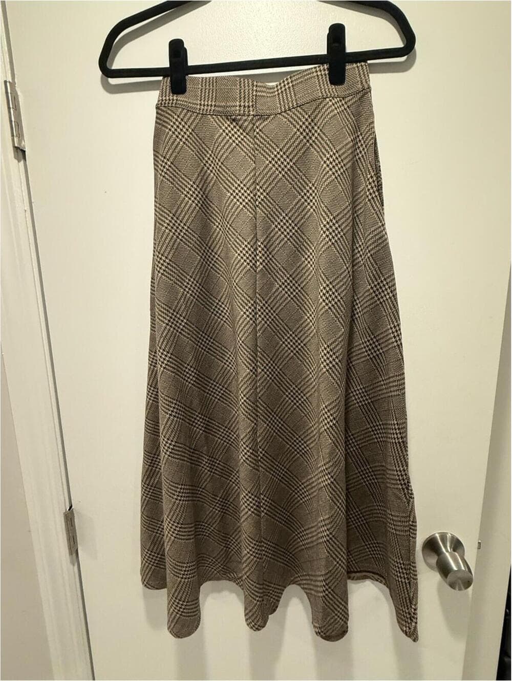 Halara High Waisted Pocket Houndstooth Plaid Flare Midi Casual Skirt - Thumbnail 4
