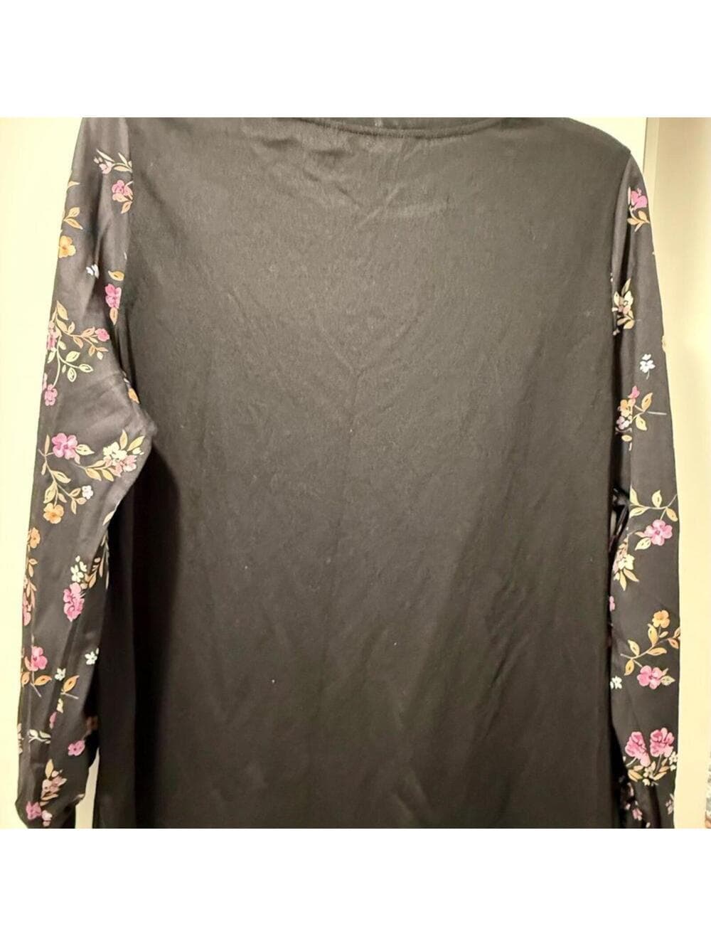 BloomChic Floral Sleeve Black Top - Thumbnail 6